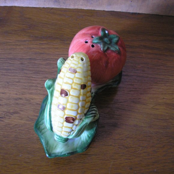 Vintage Corn and Tomato Salt and Pepper Shaker - Picture 2 of 9